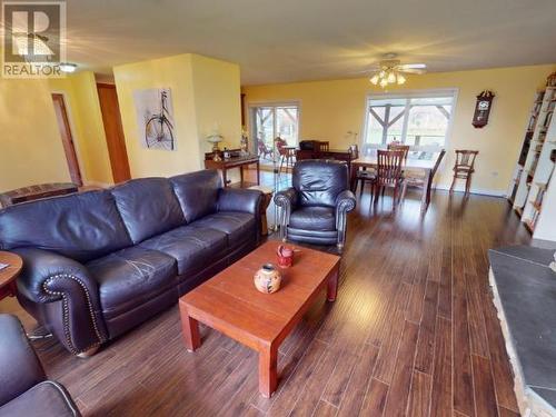 4827 Balsam Street, Texada Island, BC - Indoor Photo Showing Living Room