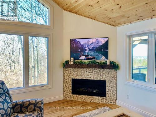 607 Hwy 20, Pelham, ON - Indoor Photo Showing Living Room With Fireplace