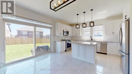 1627 Angus St, Innisfil, ON - Indoor Photo Showing Kitchen With Upgraded Kitchen