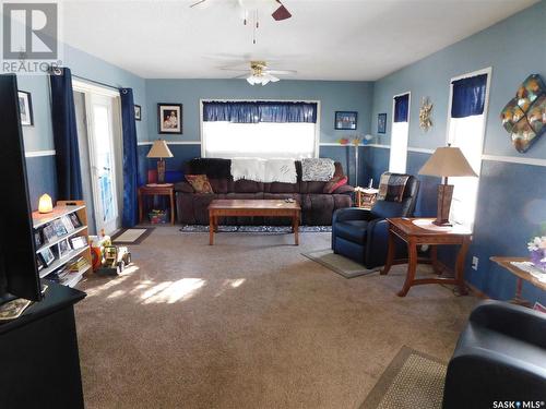 316 Centre Street, Coronach, SK - Indoor Photo Showing Living Room