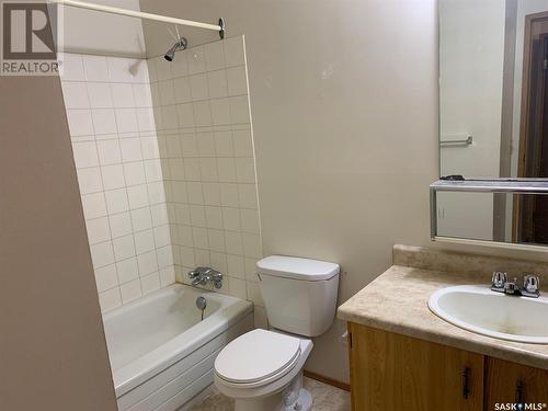 100 4Th Avenue, Estevan, SK - Indoor Photo Showing Bathroom
