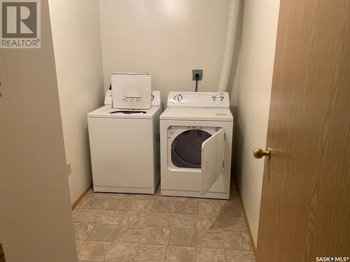100 4Th Avenue, Estevan, SK - Indoor Photo Showing Laundry Room