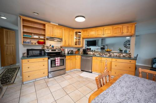 628 18Th Avenue S, Cranbrook, BC - Indoor Photo Showing Kitchen