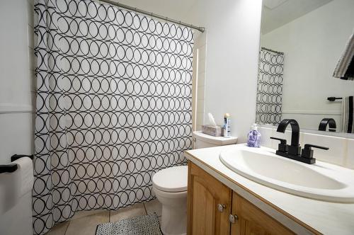 628 18Th Avenue S, Cranbrook, BC - Indoor Photo Showing Bathroom