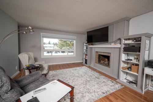 628 18Th Avenue S, Cranbrook, BC - Indoor Photo Showing Living Room With Fireplace