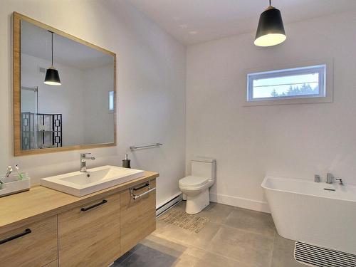 Bathroom - 1064 Rue Des Orpailleurs, Sherbrooke (Les Nations), QC - Indoor Photo Showing Bathroom