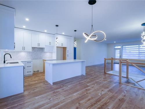 215 Fleming Pl, Nanaimo, BC - Indoor Photo Showing Kitchen With Upgraded Kitchen