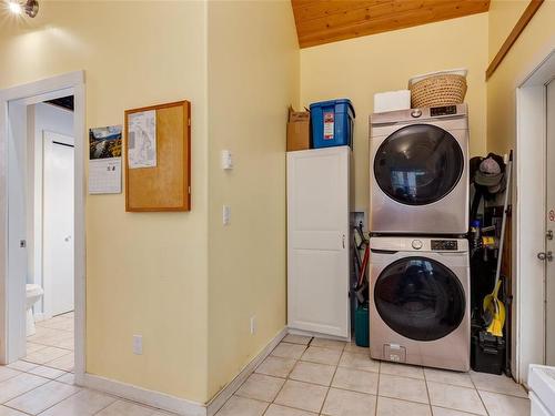 A-289 Boardwalk Ave, Ucluelet, BC - Indoor Photo Showing Laundry Room