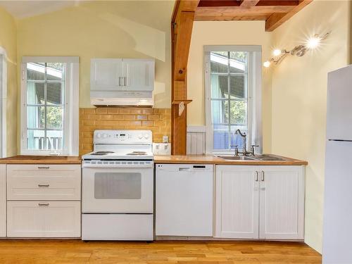 A-289 Boardwalk Ave, Ucluelet, BC - Indoor Photo Showing Kitchen With Double Sink