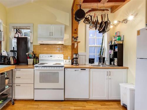 A-289 Boardwalk Ave, Ucluelet, BC - Indoor Photo Showing Kitchen