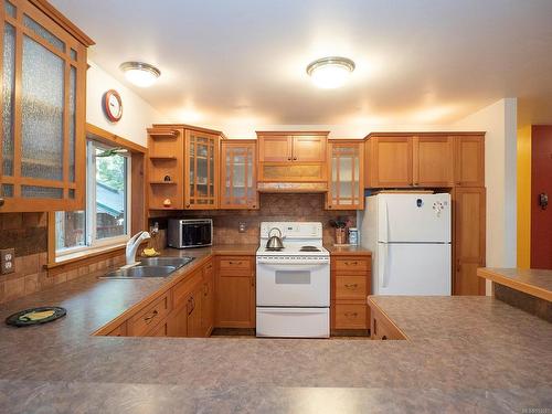 14 Treasure Trail, Protection Island, BC - Indoor Photo Showing Kitchen With Double Sink