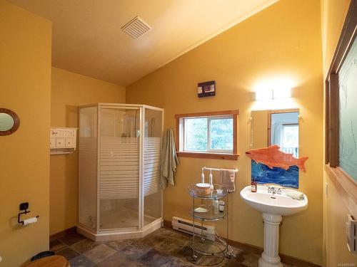 14 Treasure Trail, Protection Island, BC - Indoor Photo Showing Bathroom