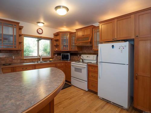 14 Treasure Trail, Protection Island, BC - Indoor Photo Showing Kitchen With Double Sink