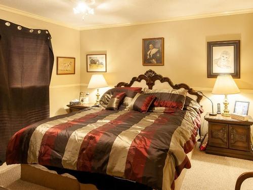5566 Dallas Drive, Kamloops, BC - Indoor Photo Showing Bedroom