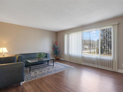 645 Mark Road, Kelowna, BC - Indoor Photo Showing Living Room
