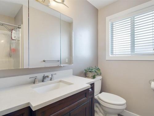 645 Mark Road, Kelowna, BC - Indoor Photo Showing Bathroom
