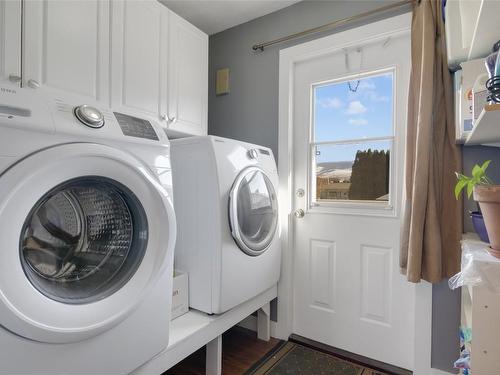 645 Mark Road, Kelowna, BC - Indoor Photo Showing Laundry Room