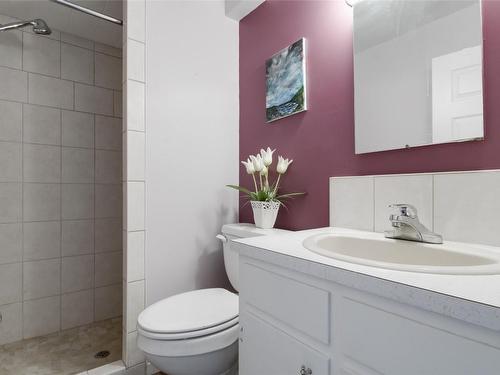 645 Mark Road, Kelowna, BC - Indoor Photo Showing Bathroom