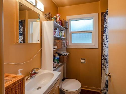 324 Windsor Avenue, Penticton, BC - Indoor Photo Showing Bathroom