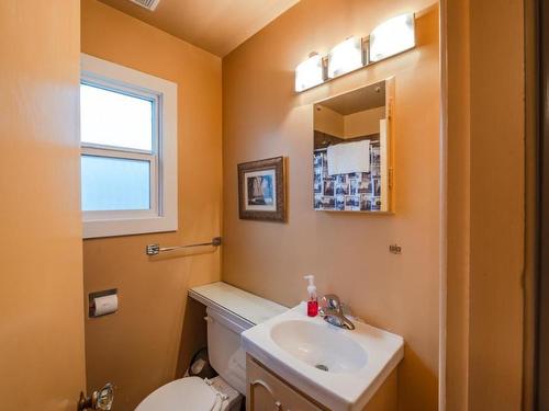 324 Windsor Avenue, Penticton, BC - Indoor Photo Showing Bathroom