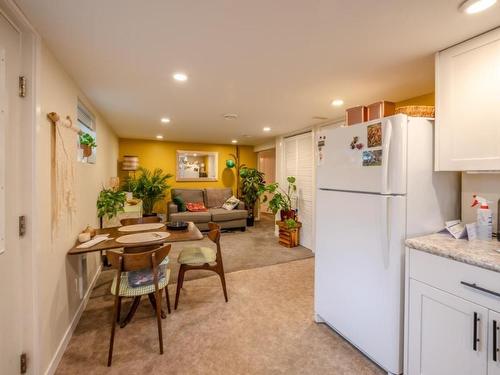 324 Windsor Avenue, Penticton, BC - Indoor Photo Showing Kitchen