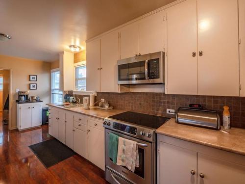 324 Windsor Avenue, Penticton, BC - Indoor Photo Showing Kitchen