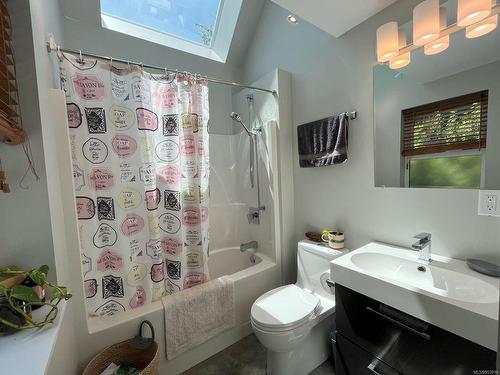 1156 Pacific Rim Hwy, Tofino, BC - Indoor Photo Showing Bathroom