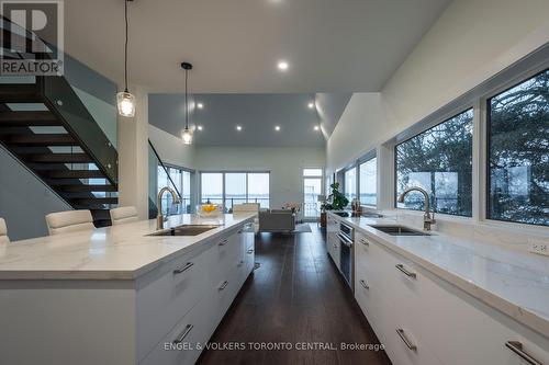 131 Peats Point Rd, Prince Edward County, ON - Indoor Photo Showing Kitchen With Upgraded Kitchen