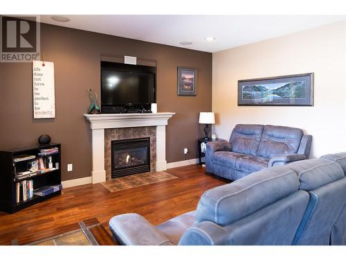 2592 Alpen Paradies Road Unit# 56 Lot# Sl 68, Blind Bay, BC - Indoor Photo Showing Living Room With Fireplace