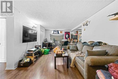 466 Draper Street, Pembroke, ON - Indoor Photo Showing Living Room