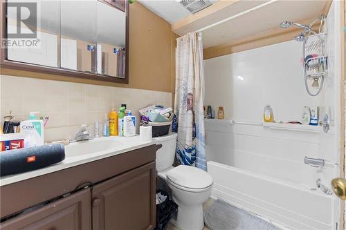 466 Draper Street, Pembroke, ON - Indoor Photo Showing Bathroom