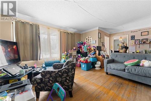 466 Draper Street, Pembroke, ON - Indoor Photo Showing Living Room