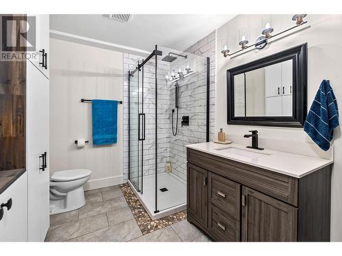 321 Rio Drive S, Kelowna, BC - Indoor Photo Showing Bathroom