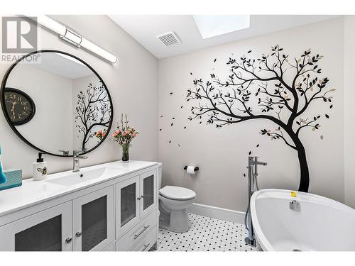 321 Rio Drive S, Kelowna, BC - Indoor Photo Showing Bathroom