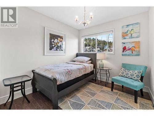321 Rio Drive S, Kelowna, BC - Indoor Photo Showing Bedroom