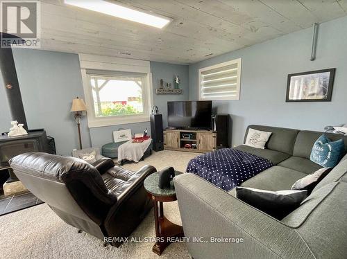 82 Black School Rd, Kawartha Lakes, ON - Indoor Photo Showing Living Room