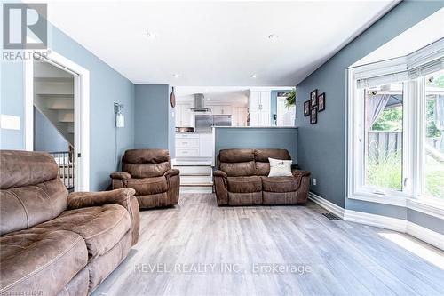 35 Countryside Drive, Welland, ON - Indoor Photo Showing Living Room