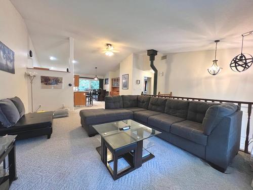 8820 Slocan South Road, Slocan, BC - Indoor Photo Showing Living Room