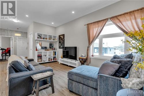 317 Lajoie Street, Ottawa, ON - Indoor Photo Showing Living Room