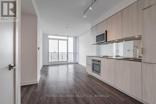 #1805 -609 Avenue Rd, Toronto, ON - Indoor Photo Showing Kitchen