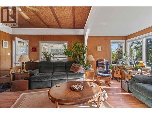 545 Bolton Road, Tappen, BC - Indoor Photo Showing Living Room