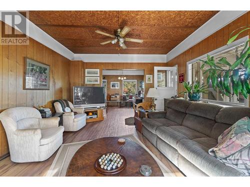 545 Bolton Road, Tappen, BC - Indoor Photo Showing Living Room