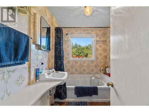 545 Bolton Road, Tappen, BC - Indoor Photo Showing Bathroom