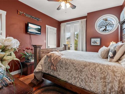 102-598 Wade Avenue, Penticton, BC - Indoor Photo Showing Bedroom