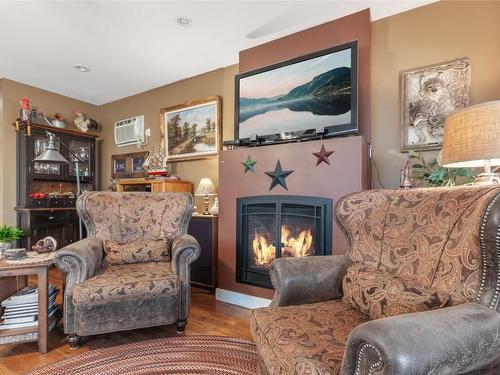 102-598 Wade Avenue, Penticton, BC - Indoor Photo Showing Living Room With Fireplace