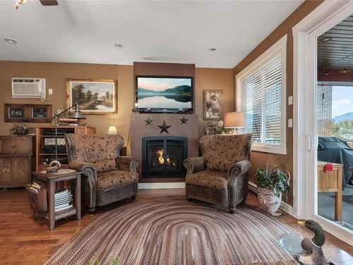 102-598 Wade Avenue, Penticton, BC - Indoor Photo Showing Living Room With Fireplace
