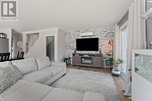 9084 Conway Court, Windsor, ON - Indoor Photo Showing Living Room