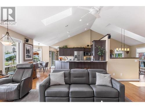 1409 Teasdale Road, Kelowna, BC - Indoor Photo Showing Living Room