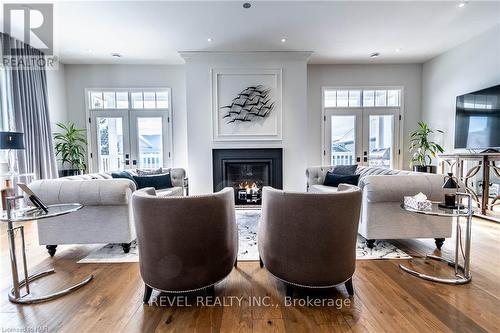 19 Newport Beach Blvd, Fort Erie, ON - Indoor Photo Showing Living Room With Fireplace