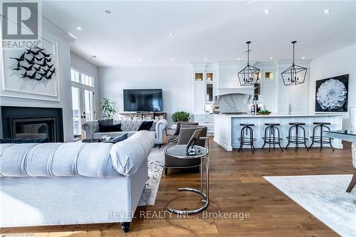 19 Newport Beach Blvd, Fort Erie, ON - Indoor Photo Showing Living Room With Fireplace